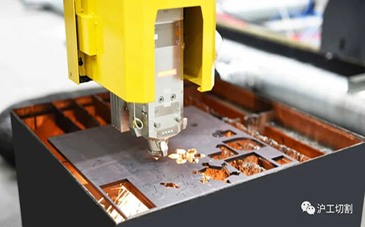 WilliamHill威廉希尔10米大幅面龙门光纤激光切割机精密圆孔高品质切割