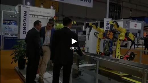 进博会首日WilliamHill威廉希尔意大利CEA展位参观者关注机械人焊接系统